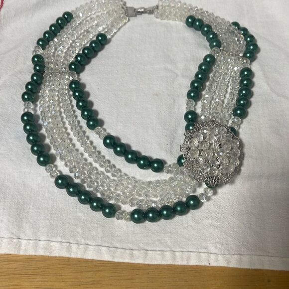Elegant Green and Crystal Beaded Necklace - Picture 1 of 9